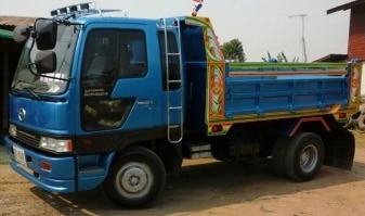 HINO FD 195 HP HO7D หกล้อดั๊มพ์ กระบะดั๊มพ์เหล็ก 5 ตันความยาว 3.60 เมตรสวยจัดรอบคัน เครื่องแน่นดี ภายในเก๋งคอนโซลสวยครบ แอร์เย็น พวงมาลัยเพาเวอร์ ระบบเบรคทริ๊ปฟี้ครบครัน ช่วงล่างคัชซีสวย ยาง 8.25 ขอบ 16 สภาพดี 75\% พร้อมบรรทุกพร้อมใช้งานได้เลย เอกสารทะเบีย