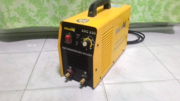 เครื่องเชื่อมอินเวอร์เตอร์ยี่ห้อ roland arc200 สภาพพร้อมใช้งานครับ เครื่องเชื่อมอินเวอร์เตอร์ยี่ห้อ roland arc200 สภาพพร้อมใช้งานครับ