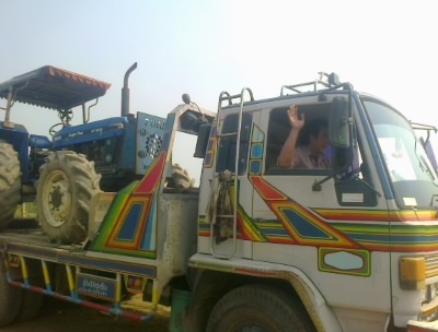 ขายแล้วครับรถไถ  FORD  รุ่น6610 AT 4X4 รถปี05   คานหน้าคาลาโล่ สนใจ0810076640