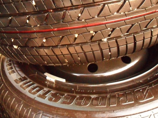 บริดสโตน175-65-R15ลงพื้นปี13(4เส้น3,200บ)(ชุดนี้เหมือนยางใหม่ ป้ายแดง) บริดสโตน175-65-R15ลงพื้นปี13(4เส้น3,200บ)(ชุดนี้เหมือนยางใหม่ ป้ายแดง)