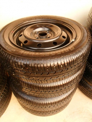 บริดสโตน175-65-R15ลงพื้นปี13(4เส้น3,200บ)(ชุดนี้เหมือนยางใหม่ ป้ายแดง)