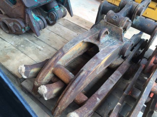 ขายปากคีบเหล็ก ใช้กับ รถขุด PC 60 นำเข้าจากญี่ปุ่น ติดต่อ 081-2990958/089-8368497 (เจ้าของขายเอง)