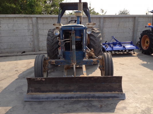แทรคเตอร์ FORD 5000 พร้อมใบดันดินและผาน 7 แทรคเตอร์ FORD 5000 พร้อมใบดันดินและผาน 7
