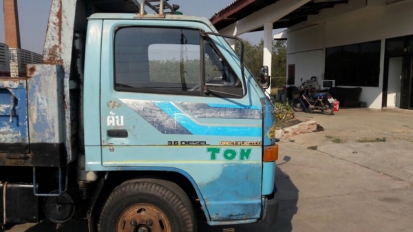 ISUZU NKR  88  แรงม้า 55EU5M พื้นดั้มพ์ทำใหม่ สามารถดูสภาพรถและทดลองขับได้ที่ศูนย์พักรถ truck2hand จังหวัดสระบุรี