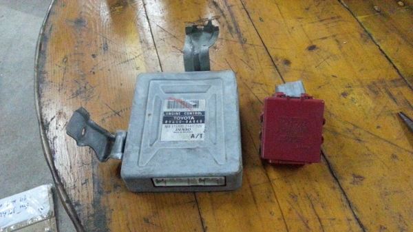 กล่อง ECU และ CENTRAL LOCK โซลูน่า มุมส้ม V-VERSION เกียร์ออโต้ ของแท้มืสอง