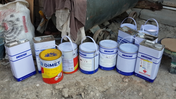 ขายสีมี 4 ชุด 1 ชุดมีสี 2 ถังกับทินเนอร์ 1 ปี๊บ