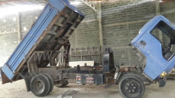 รถบรรทุก 6 ล้อดัมพ์ ISUZU NPR 130 แรงม้า  ปีจดทะเบียน 2548