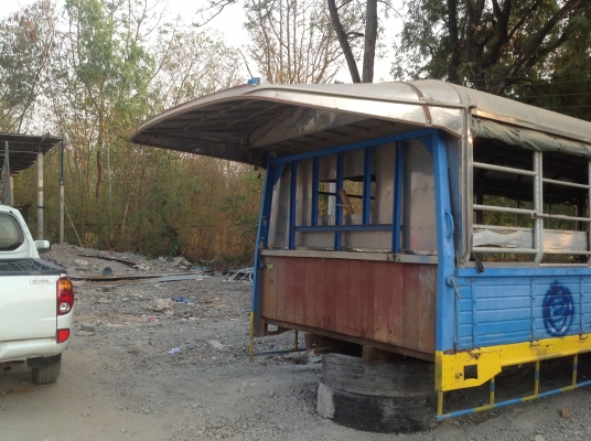 หลังคารถหกล้อ  ยกลงจากฮีโน่