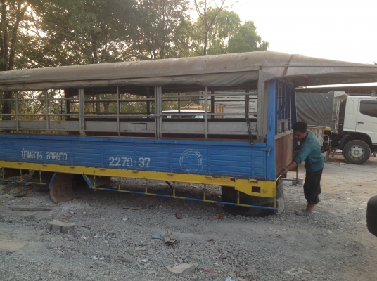 หลังคารถหกล้อ  ยกลงจากฮีโน่