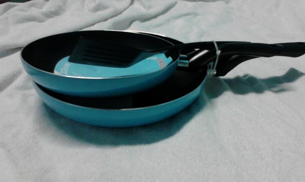 กระทะ2ใบ ซื้อมาจากห้างดัง 299 บาท  ไม่ได้ใช้ ขาย 220 บาท พอครับ