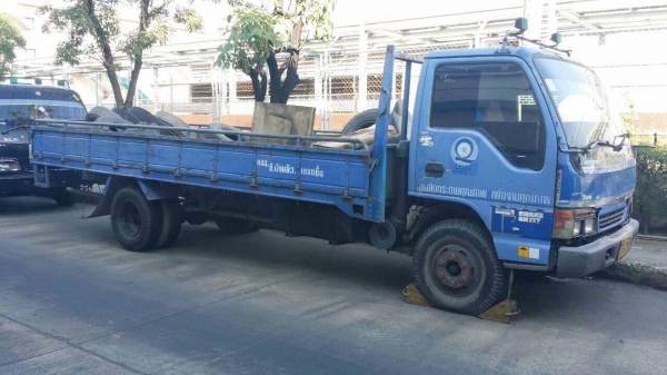 ขายรถบรรทุก6ล้อ อีซูซุ NQR ออกป้ายแดง รถประมาณ12ปี 140แรงม้า ยาว5.5 ม 450000 - 480000 บ