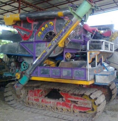 ขายด่วน รถเกี่ยวข้าวไทยเจริญการช่าง 2013 เครื่องยนต์ JO8C-J1 220 HP เทอร์โบ อุ้มแบบปรับระดับซ้าย 2.5 ตัน ปั๊มไดกิ้นเบอร์ 22 ช่วงล่างตัวเดิน 12 สภาพดีสุดๆพร้อมทำงานได้เลยครับ ราคาต่อรองได้ครับ