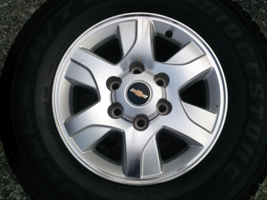 ขายแม็ก 6 รู ออ นิว เชฟโรเลค พร้อมยางริดสโตน. 245/70R16 ยางสัปดาห์ที่38ปี12 ดอกยางเต็มสวยนิ่มลึกเท่ากันไม่ร้าวไม่แตกลายไม่กินข้าง(สภาพแม็กยาง95\%) จำนวน 1  ชุด