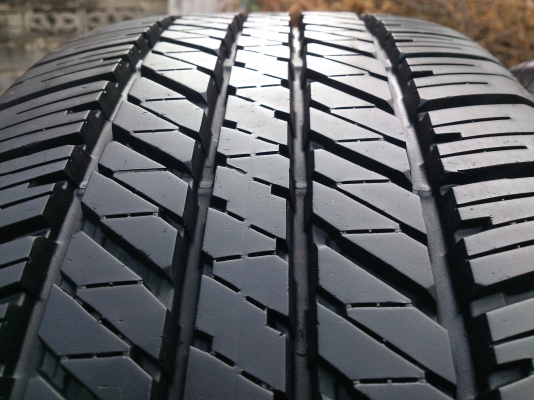 ขายแม็ก 6 รู ALL  NEW  MAZDA  พร้อมยางริดสโตน. 265/65R17 ยางสัปดาห์ที่23ปี13 ดอกยางเต็มสวยนิ่มลึกเท่ากันไม่ร้าวไม่แตกลายไม่กินข้าง(สภาพแม็กยาง95\%) จำนวน 1  ชุด