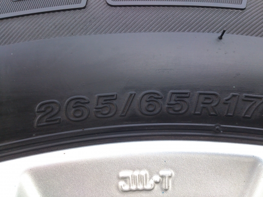 ขายแม็ก 6 รู ALL  NEW  MAZDA  พร้อมยางริดสโตน. 265/65R17 ยางสัปดาห์ที่23ปี13 ดอกยางเต็มสวยนิ่มลึกเท่ากันไม่ร้าวไม่แตกลายไม่กินข้าง(สภาพแม็กยาง95\%) จำนวน 1  ชุด