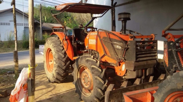 รถไถ KUBOTA  M7040  ปี 48  ( รถทำงาน 6,xxx กว่า ซม. )  สนใจติดต่อ  081 - 6079515