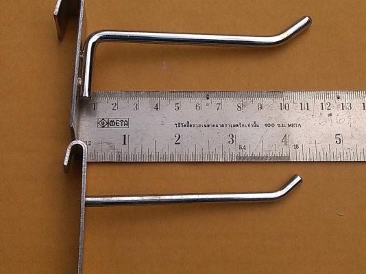 ตะขอไขว้ของขายที่เอาไว้เกี่ยวกับตารางต่างหรือชั้นขายของมีเยอะมากเป็นตะขอใหม่ที่ผ่านการชุบเคลือบเหมือนสแตนเลส สวย แข็งแรง