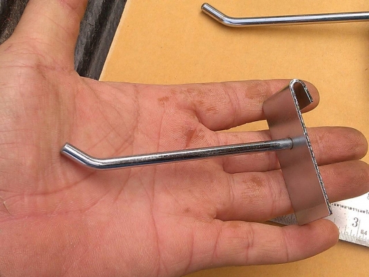 ตะขอไขว้ของขายที่เอาไว้เกี่ยวกับตารางต่างหรือชั้นขายของมีเยอะมากเป็นตะขอใหม่ที่ผ่านการชุบเคลือบเหมือนสแตนเลส สวย แข็งแรง