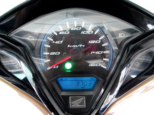 CLICK 125 i รุ่นท๊อปสุด  id lingstop combibrake สีขาวยอดนิยม ไมล์แท้ 370 โล สามร้อยเจ็ดสิบโล แถม 3 รายการ 46900