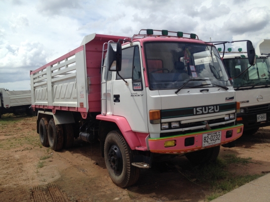 ถูกสุดในบรรดา10ล้อนะคะ  ISUZU ROCKY เครื่อง 6SA1 210 ดั้มพ์ดิน ขายตามสะภาพ แต่เหมือนใหม่ป้ายแดง กระบะยาว 6 เมตร กว้าง 2.50 เมตร สภาพเหมือนใหม่พร้อมใช้งาน
