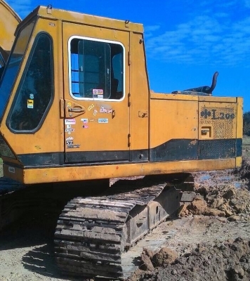 KOMATSU PC 120-2 รถบอดี้สวยสภาพดีพร้ิมทำงานได้เลยครับ เครื่องยนต์ EC100 แห้งดีแรงดีไม่มีเยิ้มทำงานได้เร็วไม่โหลดครับ ภายในเก๋งคอนโทรลยาวควบคุมง่ายคล่องตัวสุดๆ ภายนอกบูมอาร์มสวย ช่วงล่างเอวแน่นดี โซ่บูทใบแทรกประมาณ 60\% พร้อมทำงานได้เลย เอกสารสัญญาซื้อขาย ร