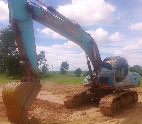 KOBELCO MARK V SUPER SK 200 รถสวยไฟฟ้าเต็ม หน้าจอครบ เครื่องเดิมๆปั๊มเดิมทำงานเร็วมากไม่มีโหลด ภายในสะอาดสวย แอร์เย็น ภายนอกบอดี้สวยเดิมบูมอาร์มไม่ปะ ช่วงล่างเอวแน่น โซ่ใบแทรกใหญ่หนาดีประมาณ 70\% พร้อมทำงานได้เลย เอกสารเล่มทะเบียน ราคาต่อรองได้ครับ