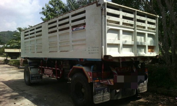 รถอีซูซุ 10 ล้อดั้ม 300 แรงม้า. ปี 54   ( ขายแม่ , ลูก , หาง FT ).  สนใจติดต่อ 081 - 6079515