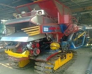 ขายด่วน รถเกี่ยวข้าวไทยเส็งยนต์ TSY เดี่ยวทรนง เครื่องยนต์ 220 HP JO8C-J1 อุ้ม 2.5 ตัน ปั๊มไดกิ้นเบอร์ 23 ช่วงล่าง 12 รถสภาพดีพร้อมทำงานได้เลยครับ ราคาต่อรองได้ครับ