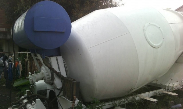 รถ 10 ล้อ VOLVO  โม่ปูน  345 แรงม้า.  ( มีขาย 2 คัน. )   สนใจติดต่อ  081 - 6079515