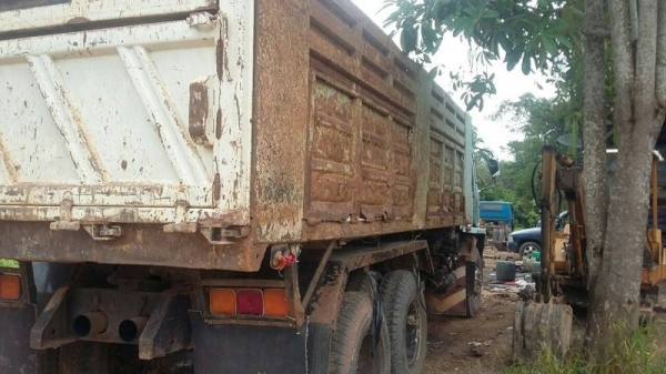 รถอีซูซุ 10 ล้อดั้ม 210 แรงม้า. ปี 37  สนใจติดต่อ  081 - 6079515