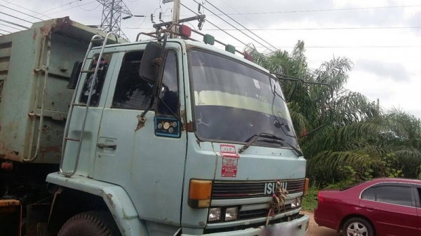 รถอีซูซุ 10 ล้อดั้ม 210 แรงม้า. ปี 37  สนใจติดต่อ  081 - 6079515