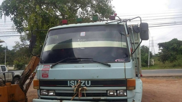 รถอีซูซุ 10 ล้อดั้ม 210 แรงม้า. ปี 37  สนใจติดต่อ  081 - 6079515