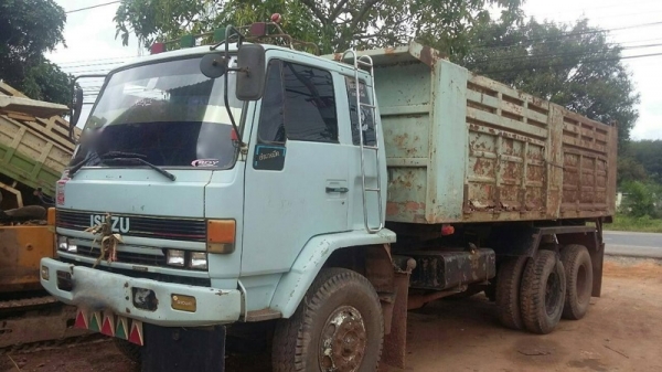 รถอีซูซุ 10 ล้อดั้ม 210 แรงม้า. ปี 37  สนใจติดต่อ  081 - 6079515