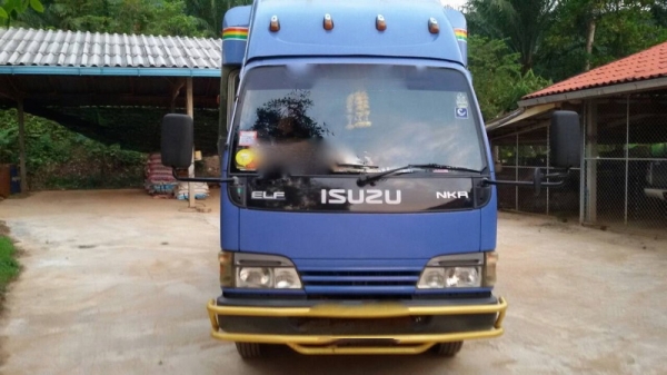 รถอีซูซุ 6 ล้อ รั้ว ( ไม่ดั้ม )  NKR  130 แรงม้า. ปี 48  สนใจติดต่อ 081 - 6079515