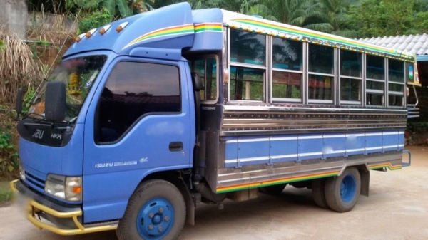 รถอีซูซุ 6 ล้อ รั้ว ( ไม่ดั้ม )  NKR  130 แรงม้า. ปี 48  สนใจติดต่อ 081 - 6079515
