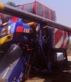 ขายด่วน รถเกี่ยวข้าวไทยเส็งยนต์ TSY เดี่ยวทรนง เครื่องยนต์ ISUZU 210 HP 6HH1 อุ้ม 2.5 ตัน ปั๊มไดกิ้นเบอร์ 23 ช่วงล่างตัวเดิน 200-3 เพลา รถสภาพดีพร้อมทำงานได้เลยครับ ราคาต่อรองได้ครับ