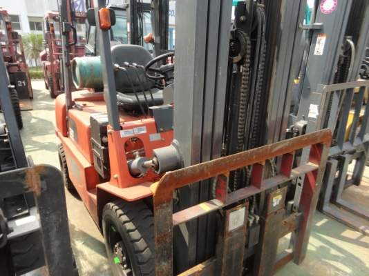 ขาย. รถโฟล์คลิฟท์ nissan  เครื่องยนต์เบนซิล+แก็ส เกียร์ ออโต้ TELESCOPIC FORK งาหดเข้า  ออก ได้