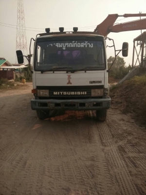 ขาย10ล้อเทรลเลอร์ 2เพลาMITSUBISHI FN527  TD5xxx กว่าหัวเดิมบาง ยางดีทั้ง10เส้น คัชชีสวยสภาพพร้อมใช้งาน