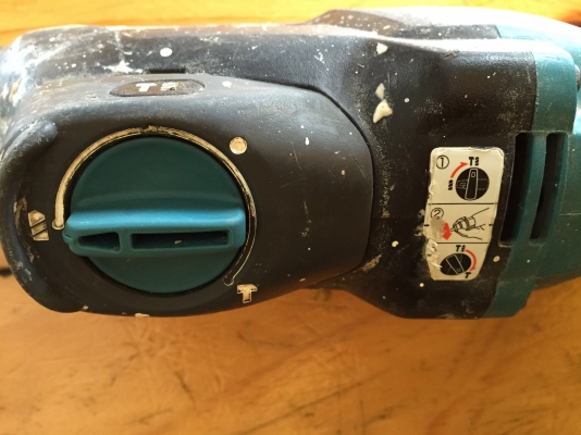 ขายสว่านไฟฟ้าระบบโรตารี่(AVT)3ระบบสำหรับงานหนักยี่ห้อMakitaรุ่นHR2611F(LED)800Wแรงๆ