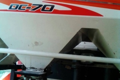 KUBOTA DC-70 รถเกี่ยวข้าว ปี 56 รถทำงานน้อย 688 ชม. เครื่องยนต์ 4 สูบแรงดีประหยัดน้ำมันสุดๆครับ ปั่นหน้ากว้าง 2 เมตรใช้งานคล่องตัวดีเร็วดีมากครับ ปล่อยเมล็ดข้าวแบบรองกระสอบได้ทั้งด้านข้างและด้านหลังครับสะดวกมาก ช่วงล่างเต็มแน่นดี พร้อมทำงานได้เลย ราคาต่อร