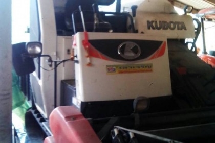 KUBOTA DC-70 รถเกี่ยวข้าว ปี 56 รถทำงานน้อย 688 ชม. เครื่องยนต์ 4 สูบแรงดีประหยัดน้ำมันสุดๆครับ ปั่นหน้ากว้าง 2 เมตรใช้งานคล่องตัวดีเร็วดีมากครับ ปล่อยเมล็ดข้าวแบบรองกระสอบได้ทั้งด้านข้างและด้านหลังครับสะดวกมาก ช่วงล่างเต็มแน่นดี พร้อมทำงานได้เลย ราคาต่อร