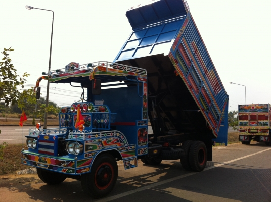 ขาย รถต่อใหม่ 6 ล้อดั้มครับ ขาย รถต่อใหม่ 6 ล้อดั้มครับ