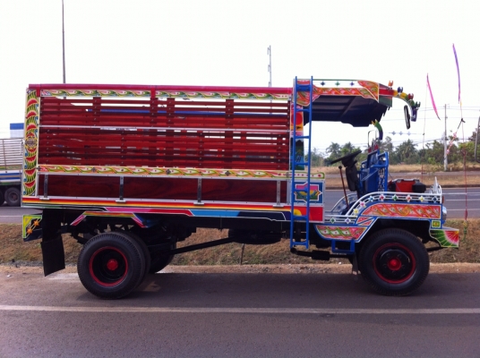 ขาย รถต่อใหม่ 6 ล้อดั้มครับ ขาย รถต่อใหม่ 6 ล้อดั้มครับ