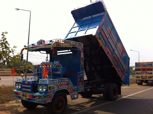 ขาย รถต่อใหม่ 6 ล้อดั้มครับ ขาย รถต่อใหม่ 6 ล้อดั้มครับ