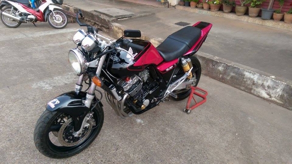 ขายคับ HONDA CB400 ปี97 เวอร์ชั่นS ของแต่งล้น ท่อแต่ง WRS. ทั้งเส้น ท้ายแต่งเทค3 โซ่สเตอร์เต็ม ยางหน้าหลังเต็ม แฮนด์บาร์ กระจกแต่ง กันล้ม อินวอยส์ สรรพสามิตร สวยๆ คับ ราคา 65500 บาท ส่งได้ทั่วไทยคับ สนใจติดต่อ 081-0578282 ไอดีไลน์ POPBIGBIKESAKON คับ สนใจ