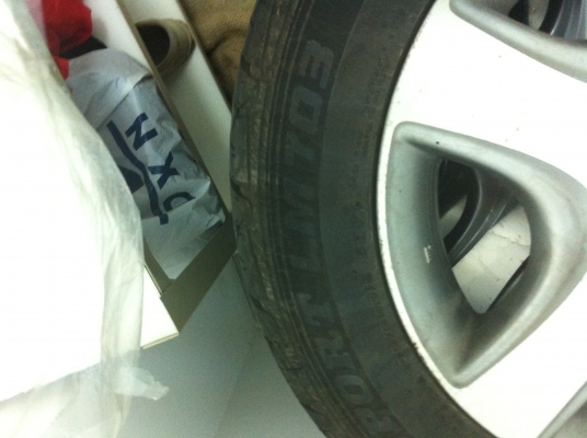 ขายยาง Dunlop 195-60-15 LM 703  สัปดาห์ 20 ปี 13 ใช้น้อยมากตุ่มยางยังอยู่เลยลงพื้นได้2เดือนกว่าๆเองคับ