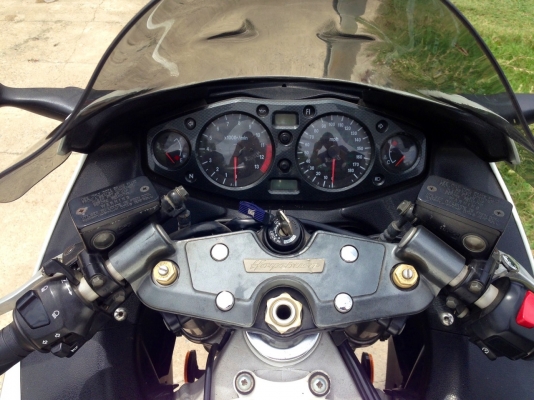 ธารนนทบุรี//ขาย suzuki gsx1300 ปี2001 รถสวยเครื่องสมบูรณ์มากๆครับ ท๊อกมาตามมือ ราคา 179,000 บาท อินวอยท์+สรรพสารมิตรแท้ทุกฉบับ