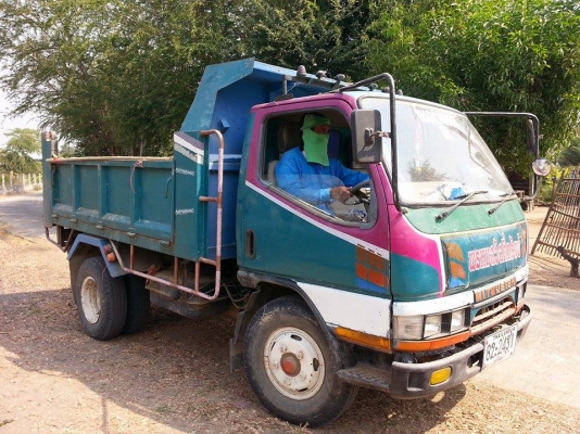 ขาย6ล้อ ดั้มMITSUBISHI เครื่อง110แรง เครื่องดี คัชซีสวย ภายในสวย ยาง825R16 ยางดี สภาพพร้อมใช้งาน เอกสารพร้อมโอน จัดไฟแนนซ์ได้ เงื่อนไขง่ายๆวันเดียวรับรถ สนใจโทร 090-8588220คุณนะ 093-3258446บิวตี้ ID:narong498 หรือ www.truck.in.th/498 หรือfb:ณรงค์ ซื้อขายร