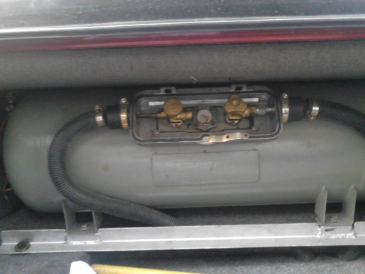 VOLVO 740 เครื่อง 1 J.  2400 cc  มี ABS. ติดแก๊ส LPG  ติดต่อ 081-427-3941