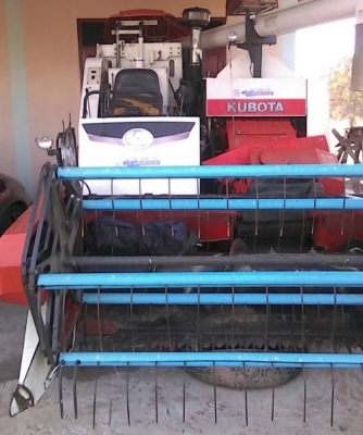 KUBOTA DC-68G รถเกี่ยวข้าวแบบอุ้ม สภาพดีมากพร้อมทำงานได้เลยครับ เครื่อง 4 สูบแรงดีไม่เยิ้มทำงาน 2,235 ชม. อุ้มรองรับเมล็ดข้าวได้ 600 กก. ท่อส่งความยาว 3.60 ม. ช่วงล่างแน่นดีพร้อมใช้งาน เอกสารเล่มทะเบียนครบพร้อม ราคาต่อรองได้ครับ